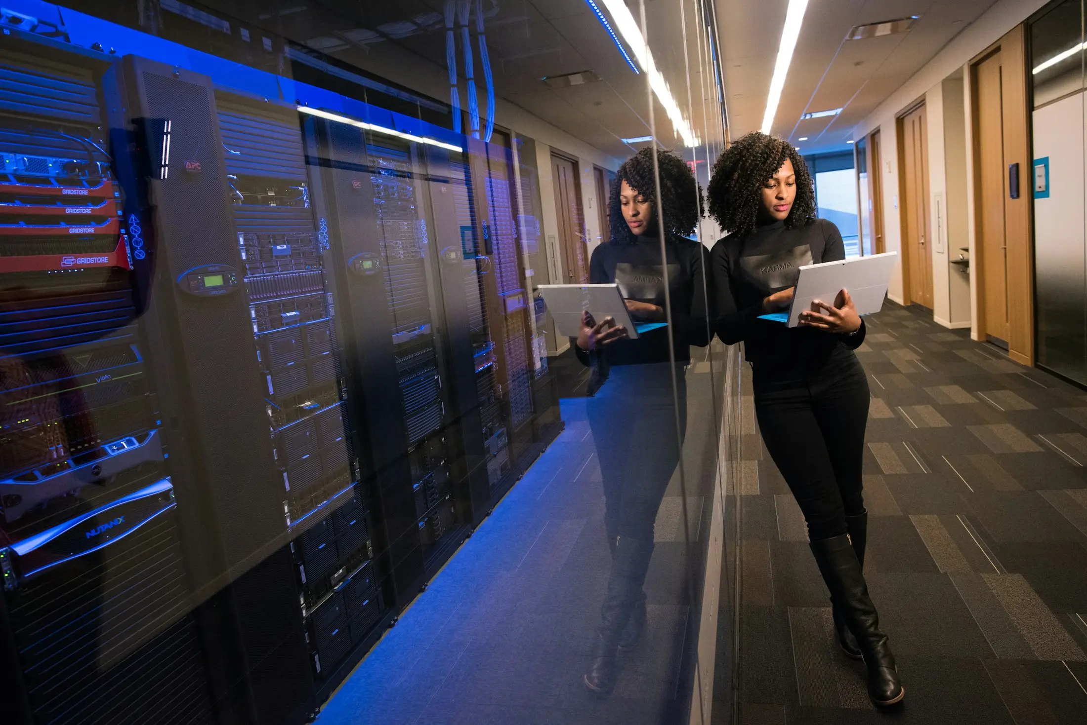 Allée de baies de serveurs dans un datacenter